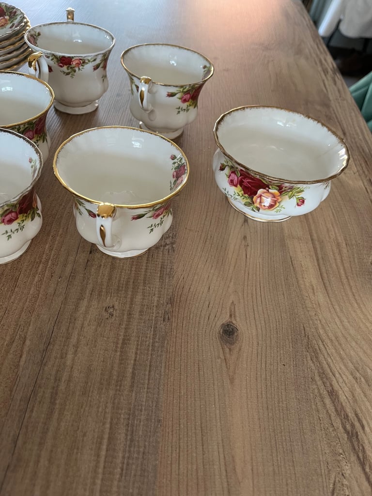Vintage royal albert joblot - old country roses - 5 saucers plus bowl and extra plates
