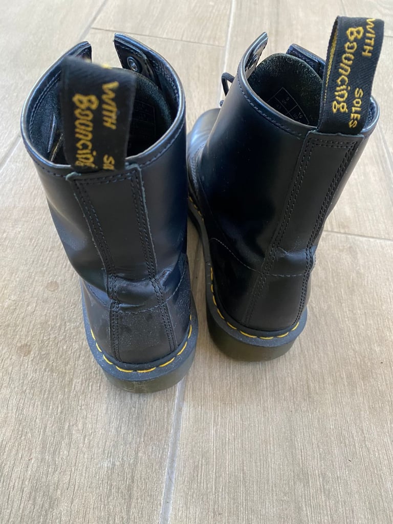 Dr Martens UK Size 9 BLACK Boots like new 