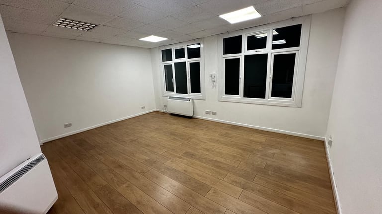 Office to rent in Enfield Town 