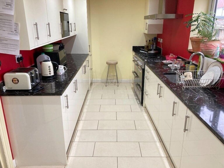 In Family House 1st Floor Double Room Share Shower Kitchen Includes Bills Near Tube Bus Park