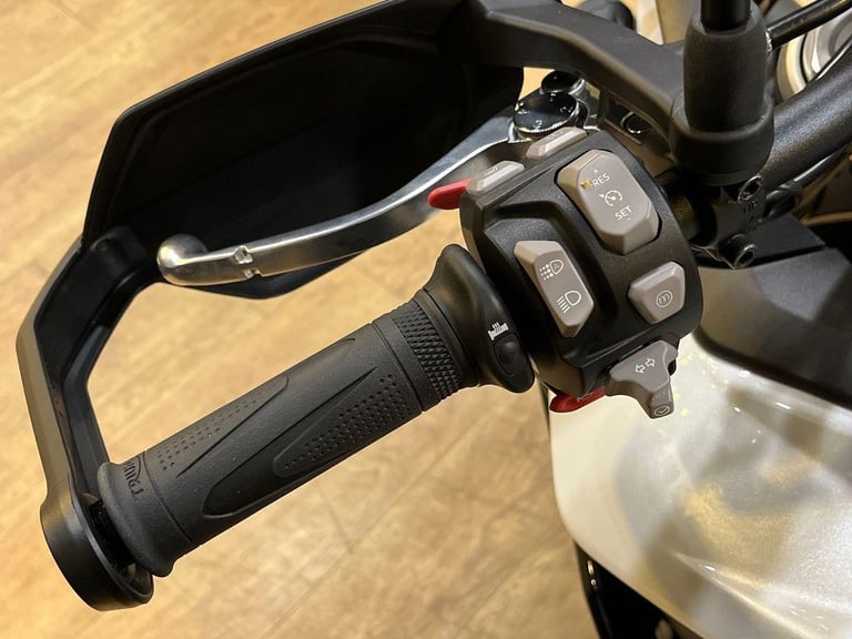 2025 Triumph Tiger 900 GT PRO STANDARD TWIN COLOUR Petrol black 6 Speed