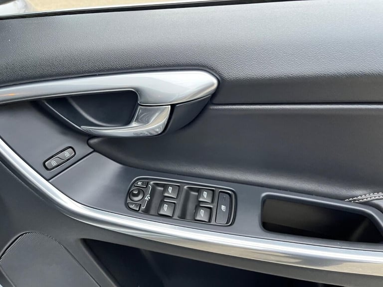 VOLVO XC60 2.0 R-Design Lux D4 (181hp) Silver Auto Diesel 2015