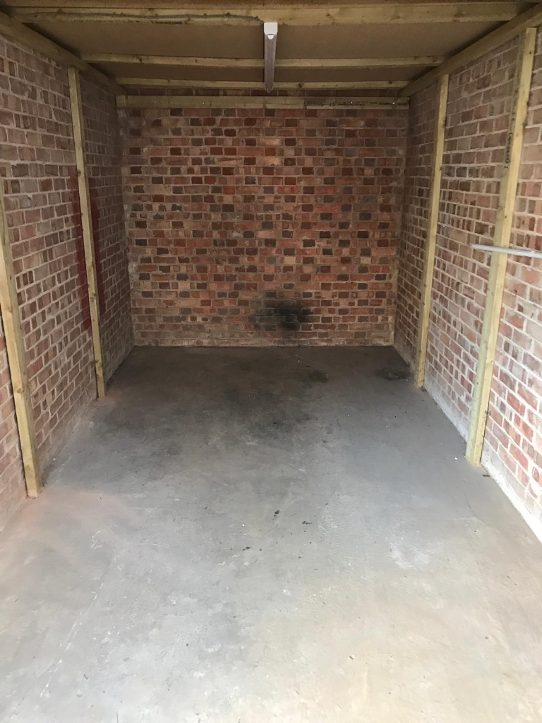 Garage/Parking/Storage to rent: Cassiobury Drive (r/o 158) Watford, WD17 3EA - GATED SITE