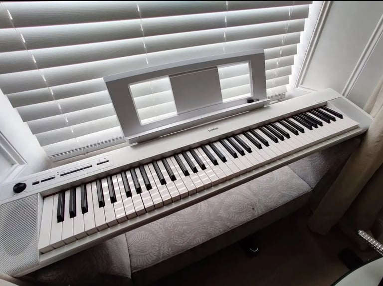 image for Electric piano Yamaha Piaggero NP-32
