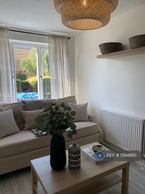 6 bedroom house in Nightingale Shott, Egham, TW20 (6 bed) (#1564860)