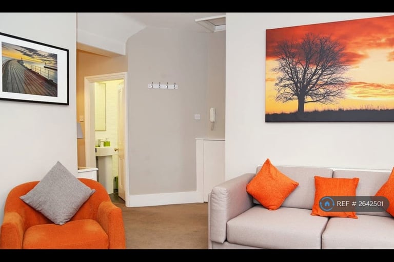 2 bedroom flat in Old Dover Road, Canterbury, CT1 (2 bed) (#2642501)