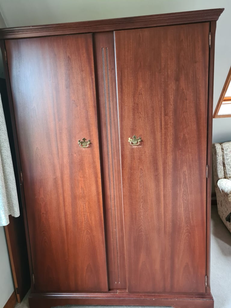 Mahogany Bedroom Furniture, Dark wood 