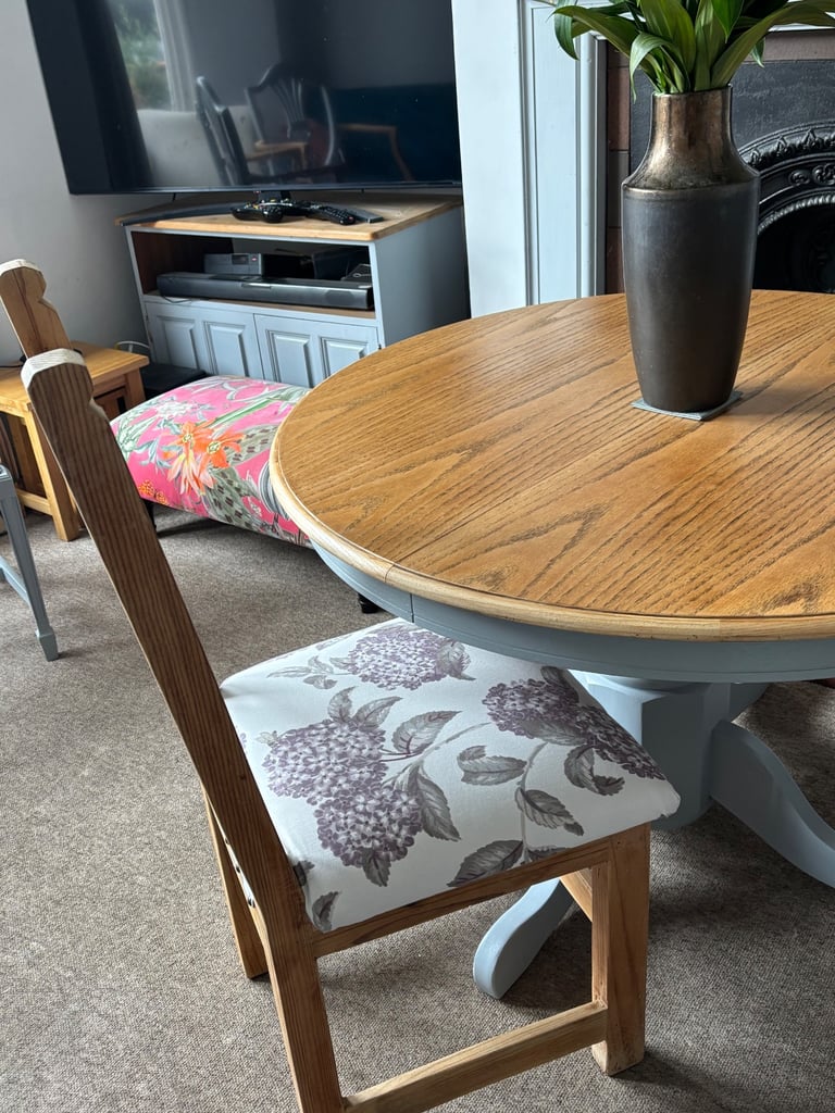 Gorgeous Oak Round Dining Table & Chairs