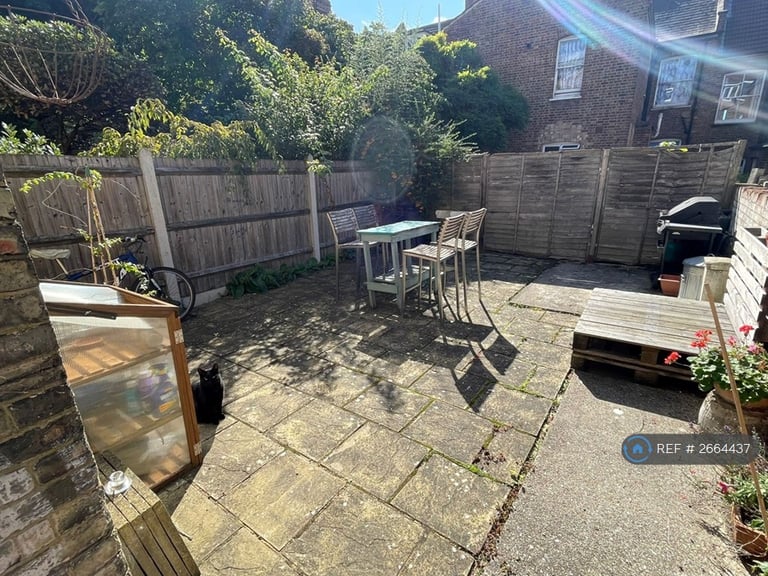 1 bedroom flat in Downton Avenue, London, SW2 (1 bed) (#2664437)