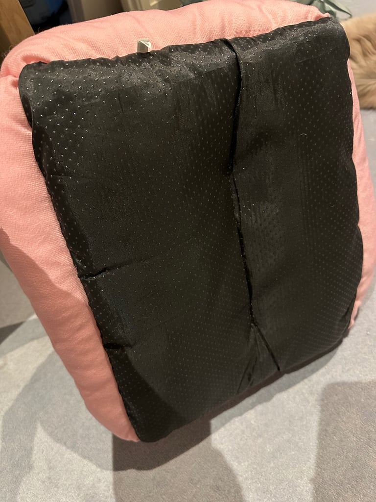 Pet bed for cats / small sized dogs