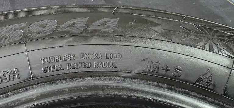 215 60 16  2 x tyres Toyo Tires OBServe S944 All Season