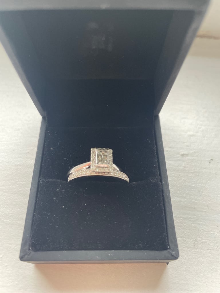 Diamond rings. Wedding band set 