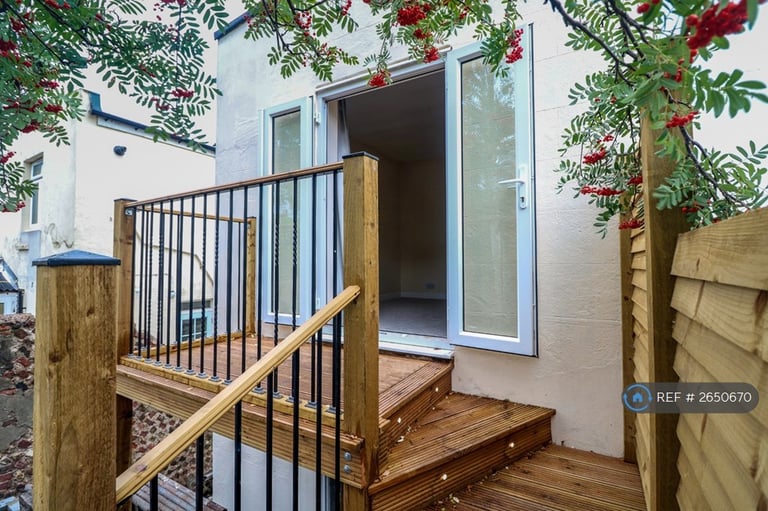 2 bedroom flat in Compton Road, Brighton, BN1 (2 bed) (#2650670)