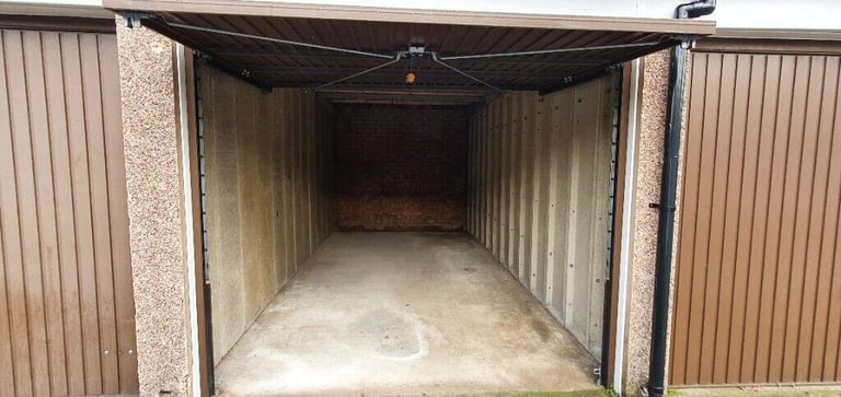 Garage/Parking/Storage to rent: Watermill Close, Richmond, TW10 7UJ