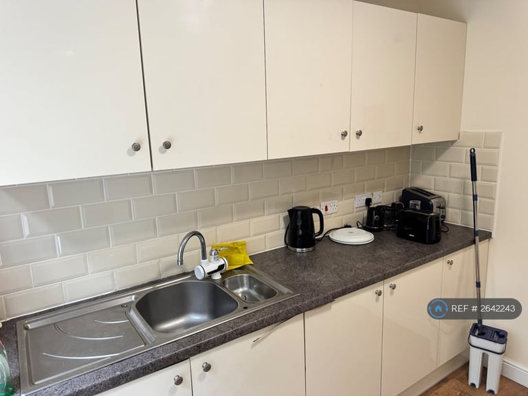 Studio flat in Balcombe Road, Crawley, RH10 (#2642243)