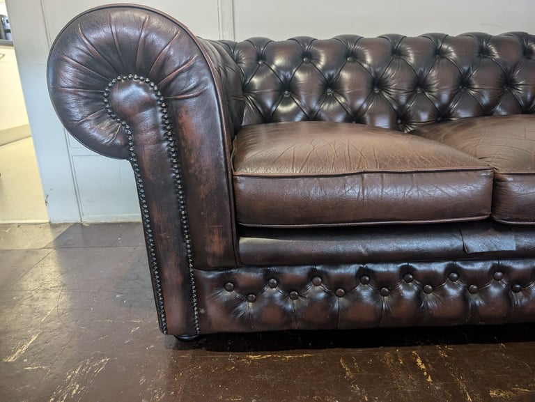 Superb Thomas Lloyd 2 seater chesterfield sofa in excellent condition.