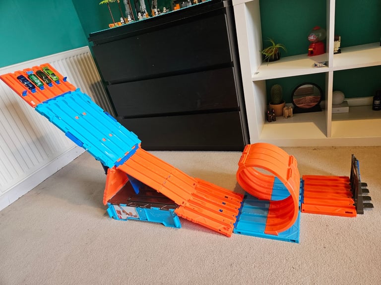 Hot Wheels Action race track and Blastin' Rig transporter with cars