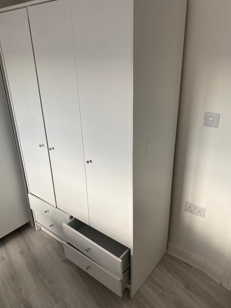 3 Doors Wardrobe with 4 drawers