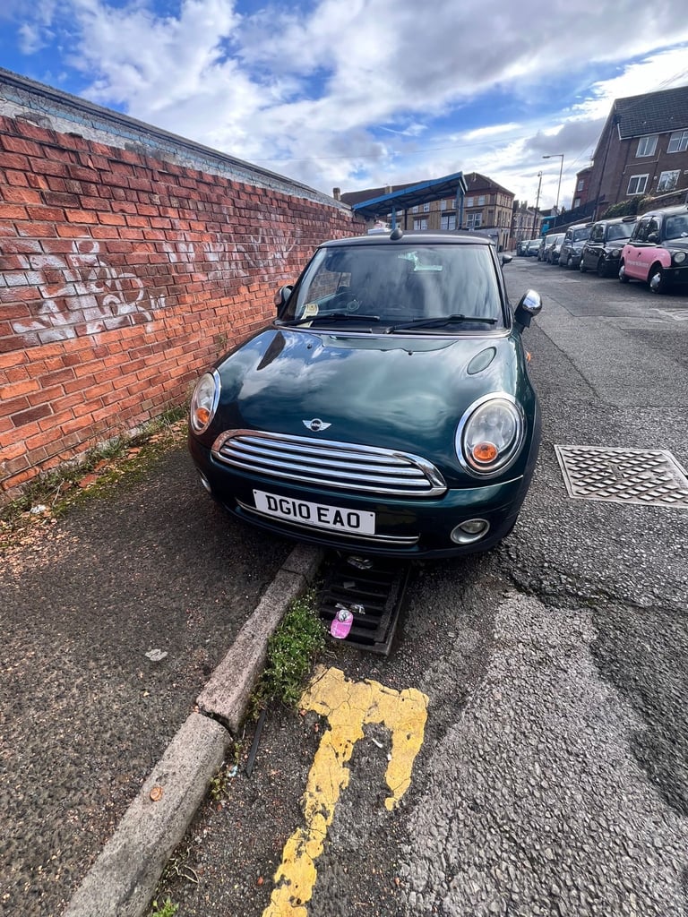 image for Mini, CONVERTIBLE, Convertible, 2010, Semi-Auto, 1598 (cc), 2 doors