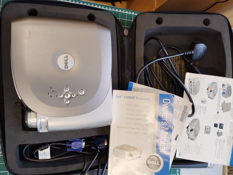 Dell projector. Window display. 90 hours. Case, Bright. Movies, Presentations, Not HDMI!.