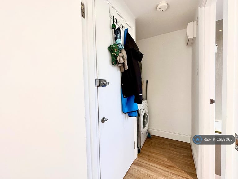 1 bedroom flat in The Limes Avenue, London, N11 (1 bed) (#2658366)