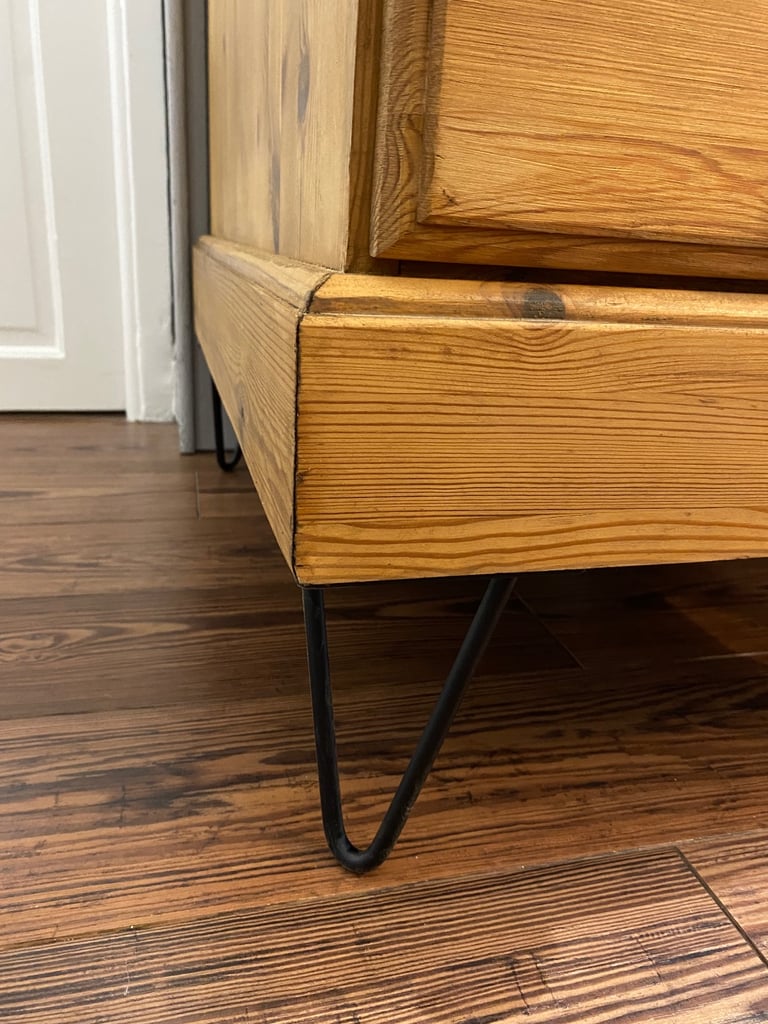 2 bedside tables 