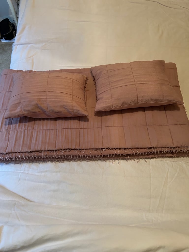 Laura Ashley Throw & 2 Cushions Set
