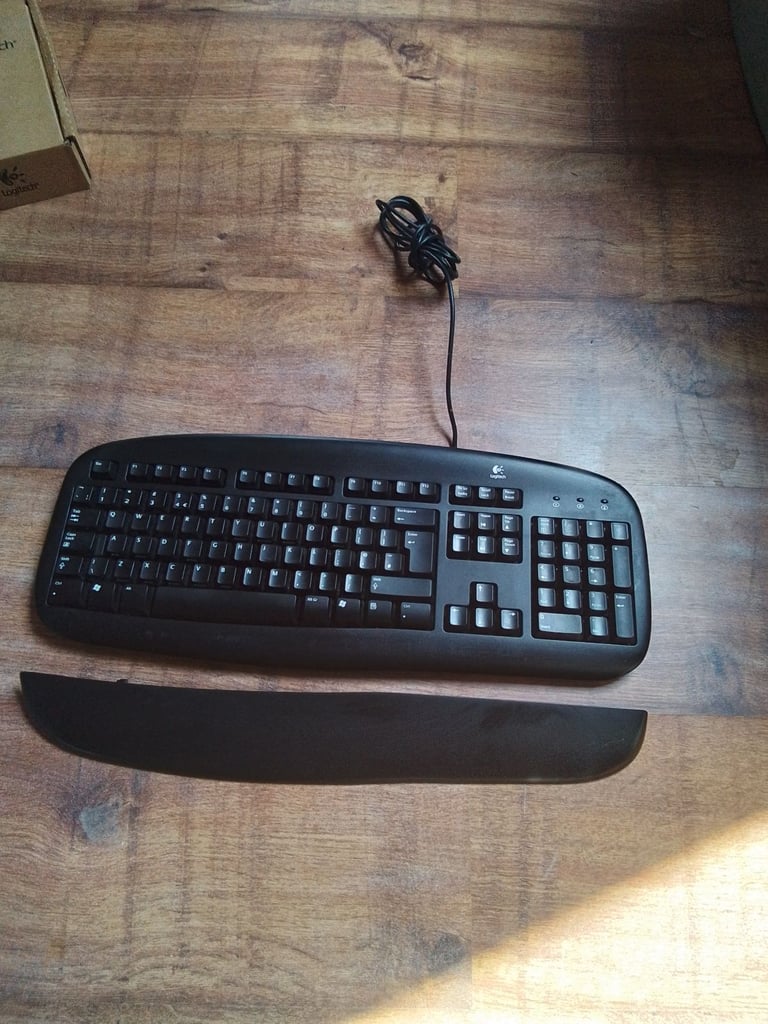 Logitech deluxe Y-SU61  keyboard, used with wrist rest.