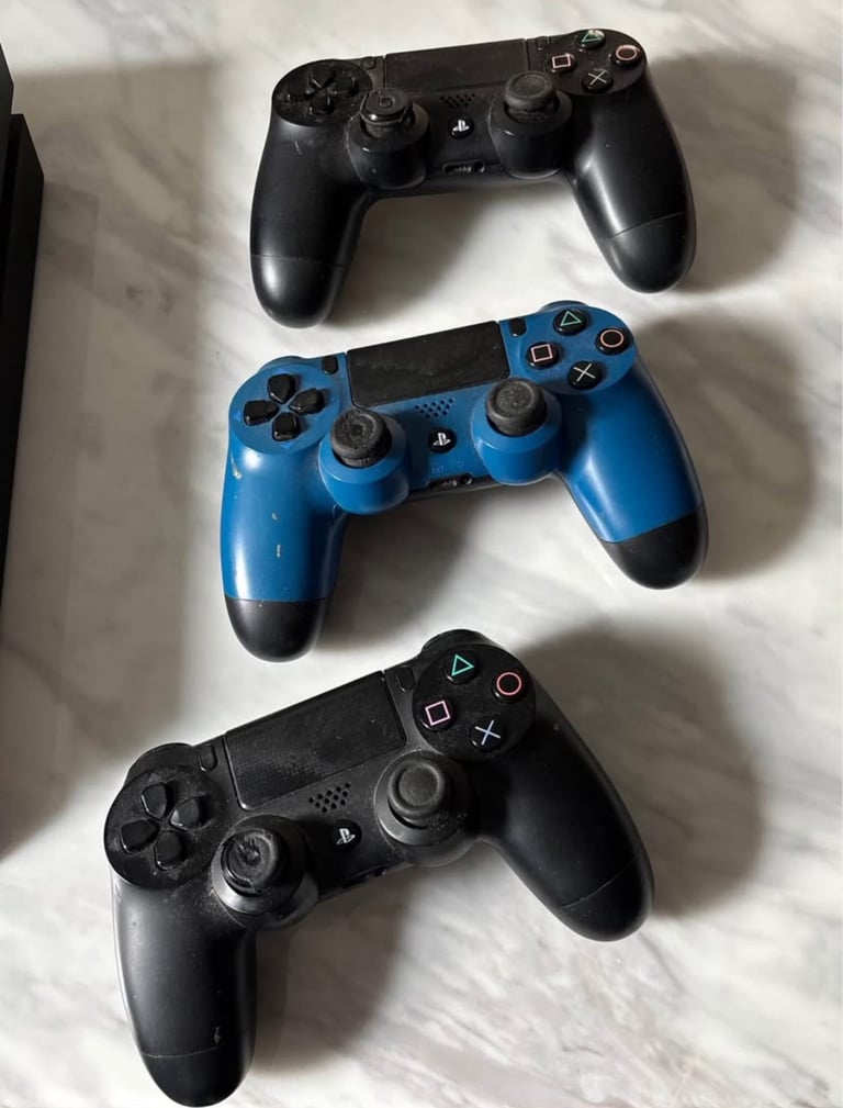 PlayStation 4 Console, 3x Controllers and 8 Games 