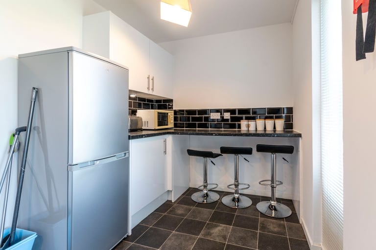 Desirable, 3-bedroom, HMO flat with parking, near the Gyle - available October