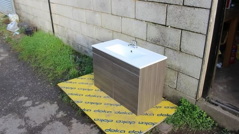 New Wall Hung Vanity Unit Inc Ceramic Sink, Mixer Tap & Waste