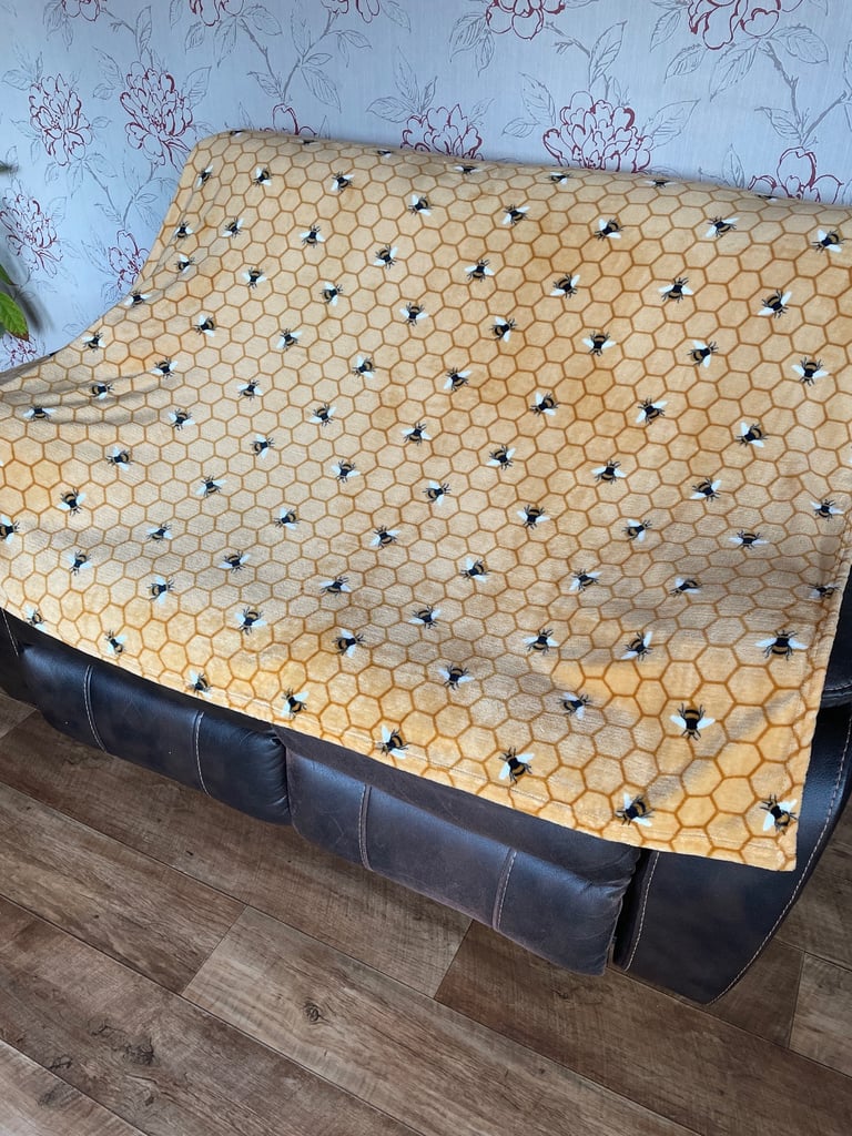 BEE Fleece Throws