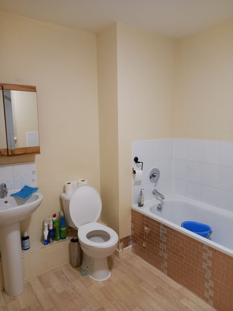 **LET BY**2 BEDROOM LARGE FLAT**LANCASHIRE COURT**BURSLEM**