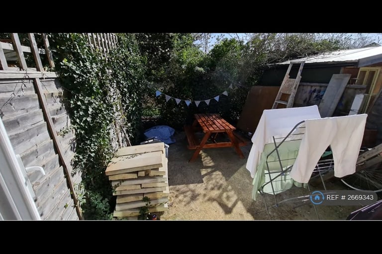 3 bedroom flat in St. Mary Road, London, E17 (3 bed) (#2669343)