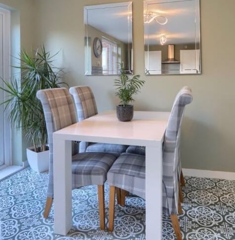 Extendable table & 4 chairs