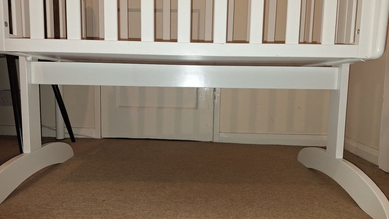 Swinging cot for babies