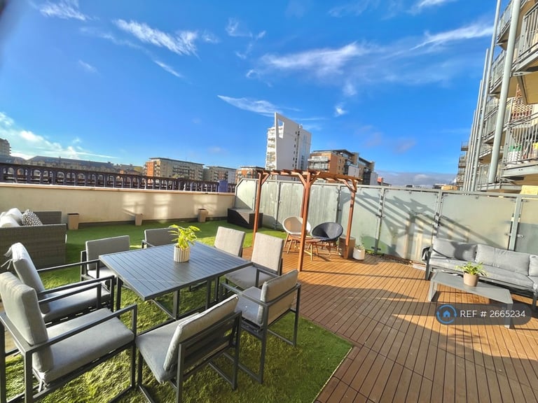 1 bedroom flat in Commercial Road, London, E14 (1 bed) (#2665234)