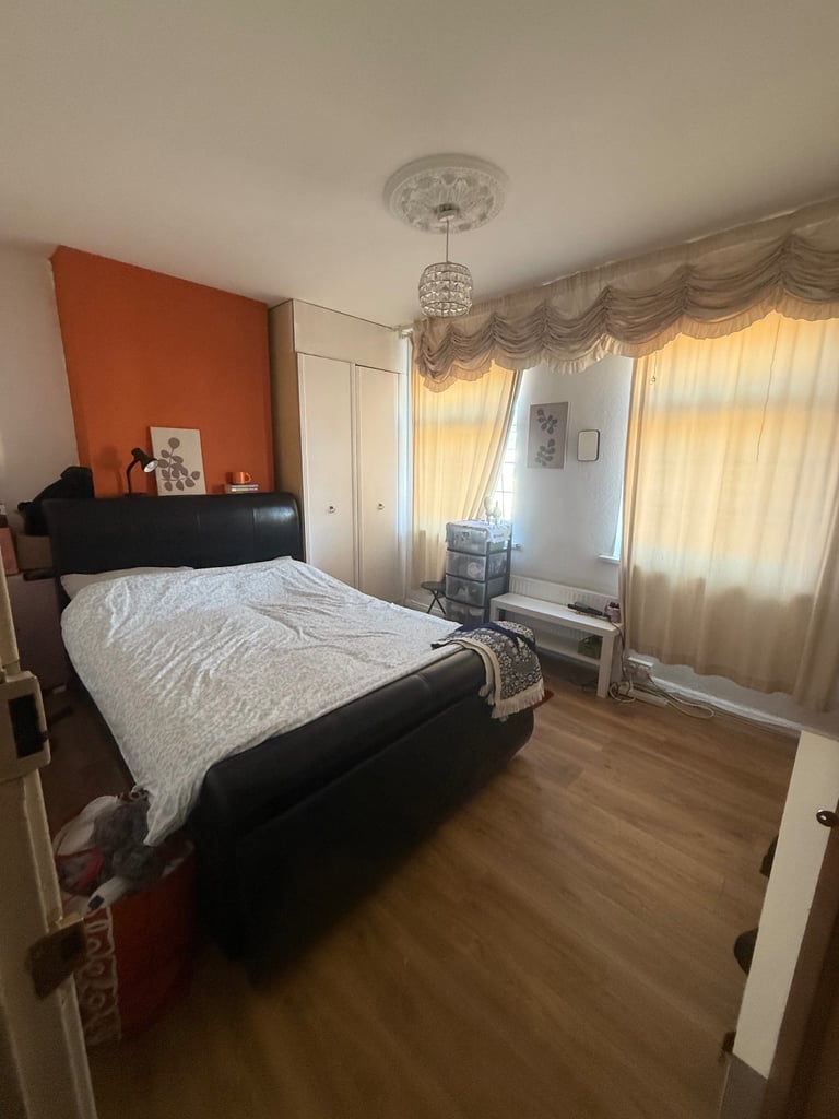 Double room in cozy river side house in Canary Wharf 