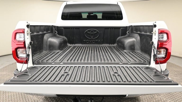 2024 Toyota Hilux 2.8 D-4D Invincible Pickup Double Cab 4dr Diesel Auto 4WD Euro 6 (s/s) (204 Pic...
