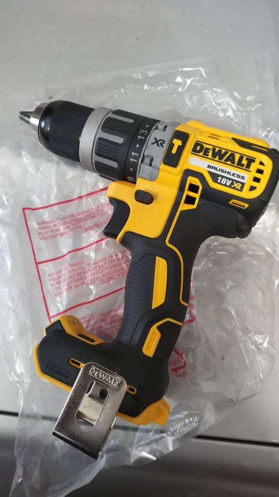 new cordless dewalt battery drill dcd796 13mm chuck 18v 20v . free post . no 5ah battery bare unit
