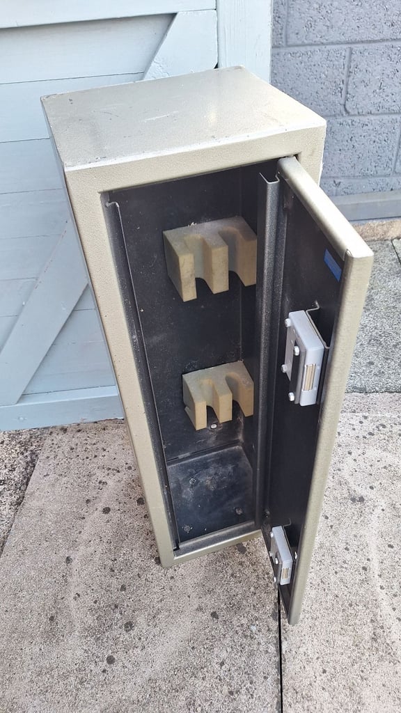 Gun cupboard for 2 guns