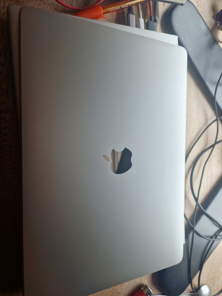 Macbook Pro 2019 2.3 GHz i5 