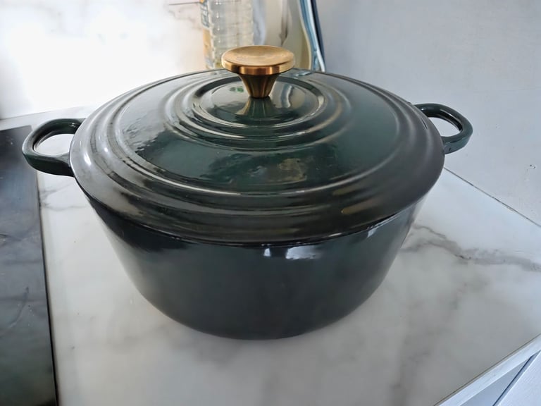 image for Cast iron casserole pot