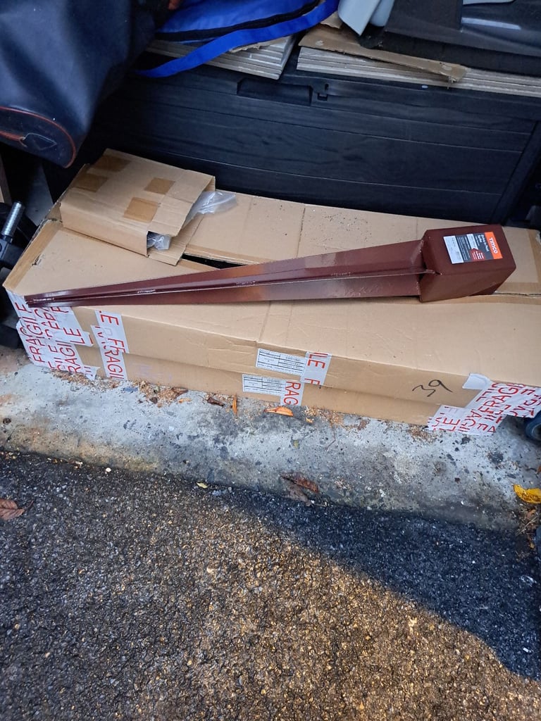 Fencing post support spikes