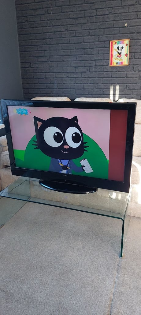46 inch Hitachi Freeview Tv