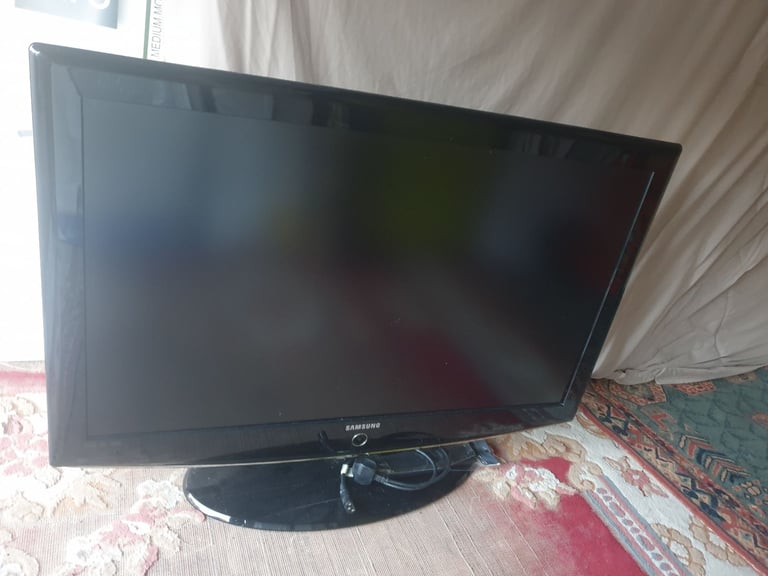 image for Samsung 40 inches TV plus remote. Fully Working 
