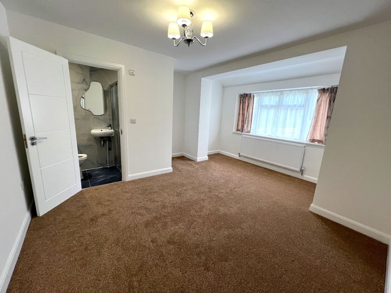 Out class spacious 5 bedrooms semi-detached house in Bakingside, Ilford --Company let allowed