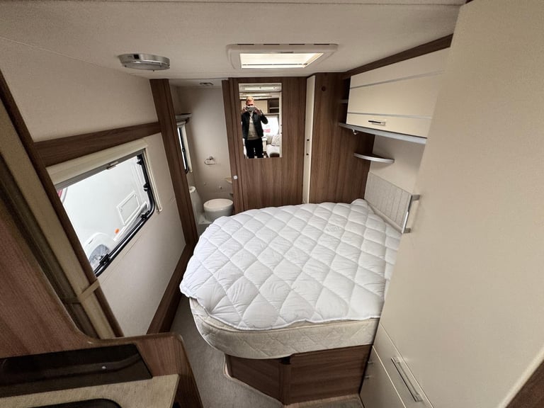 LUNAR VENUS 570/4 2017 MODEL 4 BERTH FIXED ISLAND BED TOURING CARAVAN