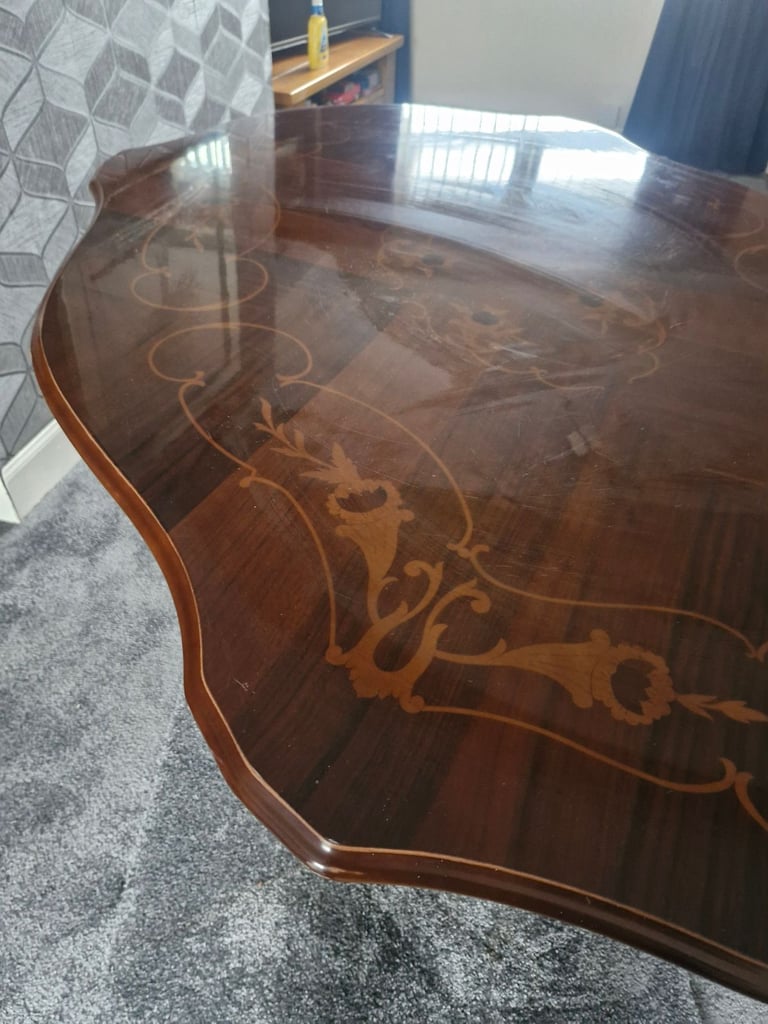 Dining table and 6 chairs 