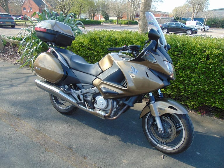 Honda NT700 VA DEAUVILLE, 2006 MODEL SHAFT DRIVE TOURER WITH PANNIERS AND BOX